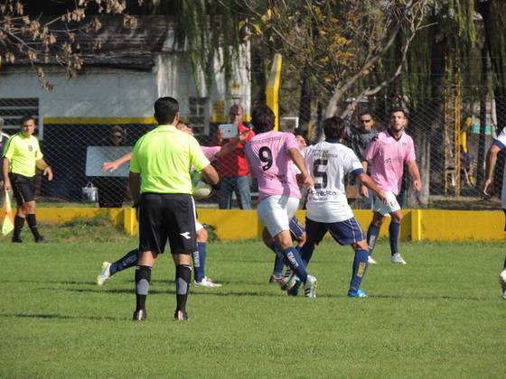 Curiosidades. Había dos pelotas en la cancha y el árbitro tomó la que sobraba mientras se jugaba el partido. Luego la sacaría de una patada.
