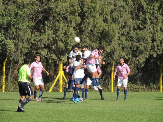 Todos arriba. Sobre el final cayeron muchos centros en el área canalla. Aquí despejan.