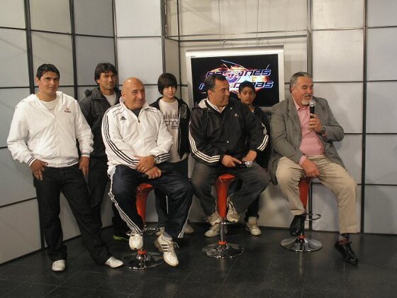 Fito Rinaldi, el presidente, junto al DT Ariel Ercoli, el tesorero Ledesma, y algunos jugadores del club.