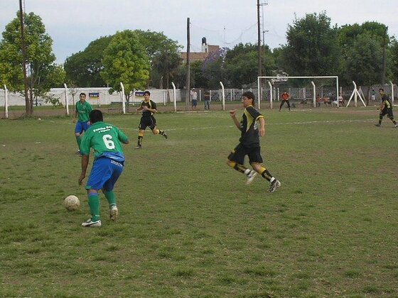 Mauro Sosa, rendidor por el sector izquierdo, se apresta a tocar para Hugo Rivero. El 0 a 0 no dejó mucho más.