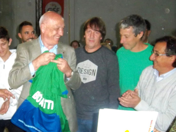 El Gobernador Antonio Bonfati junto a los dirigentes de Morning Star, el d&iacute;a de la entrega.