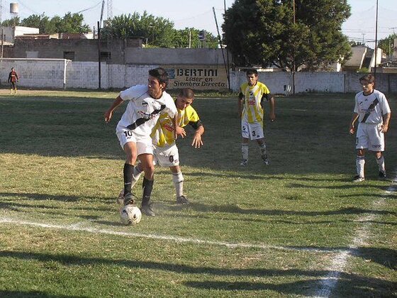 Medina intenta apoyarse hostigado por "el pepo" Cafferata. Río Negro deberá superar una final más para zafar.