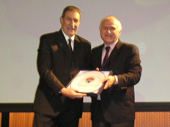 El intendente Lifschitz le entregó un merecido reconocimiento a Giammaría, presidente de la ARF desde 1990.