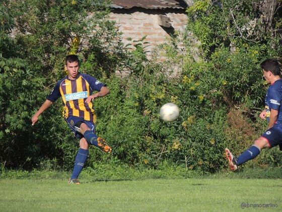 Agustín Lavezzi, el goleador canalla. Ante el charrúa marcó uno de sus seis goles en el torneo.