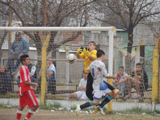 Ojeda gana en las alturas pero pierde el bal&oacute;n con falta. El peque&ntilde;o arquero se hizo grande.