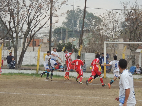 Un intento de Argentino en el primer tiempo. El cabezazo se fue desviado.