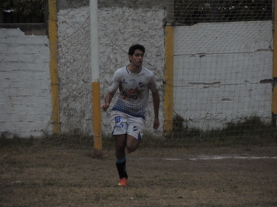 Ramírez festeja el gol de la ilusión. Fue solo eso. Argentino falló en el tramo final.