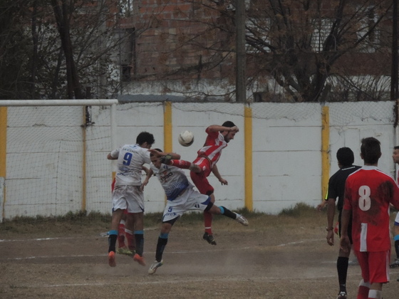 Sobre el final, "llovieron" centros en el área de Juan XXIII. Respondieron los central.