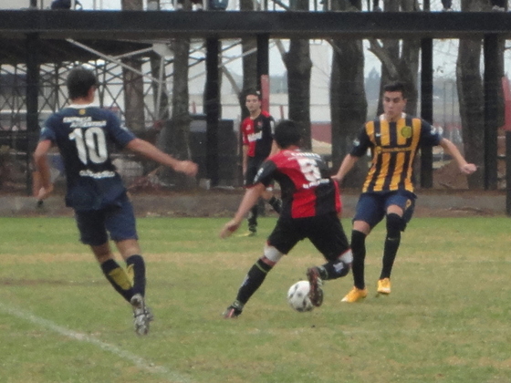 Bartomioli recibe, apurado por Casalis. Once contra once Central se animó poco.