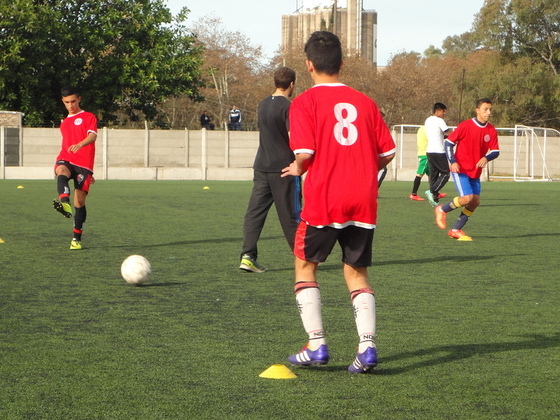 En el calentamiento previo los jugadores de Rosarina trabajaron muy intensamente.