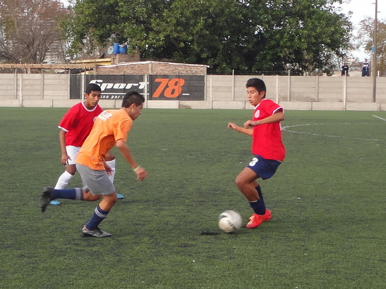 Los pibes de la 99 de Adiur hicieron valer su leve diferencia física con nuestros chicos 2000.
