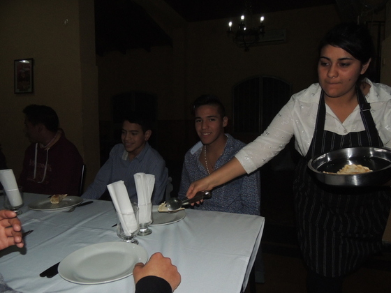 Damaris (en la foto) y Franco, los encargados de servir en una noche muy cálida en la Asociación de Ex Alumnos del Colegio Sagrado Corazón.