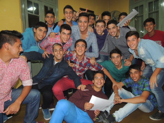 Algo más informal, otra foto de los chicos. Disfrutaron de la noche y se los vio muy contentos.