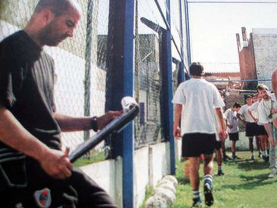Sampaoli dirigiendo al salaíto en el Olaeta con un jogging de River. Foto: www.tn.com.ar.