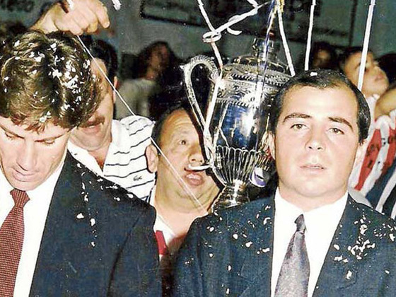 Sampaoli, con más cabello, festejando un título con Alumni de Casilda. Foto: www.tn.com.ar.