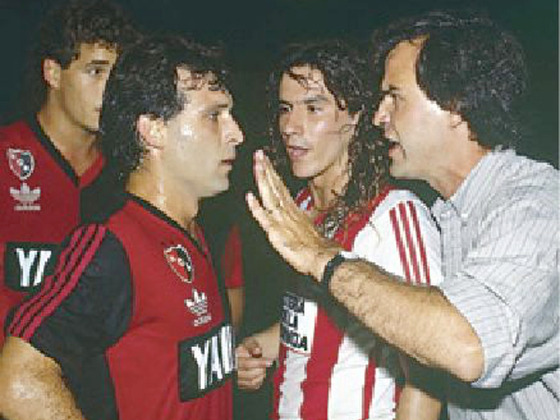 Gerardo recibiendo instrucciones del "loco" Marcelo Bielsa. Según él mismo "el mejor DT".