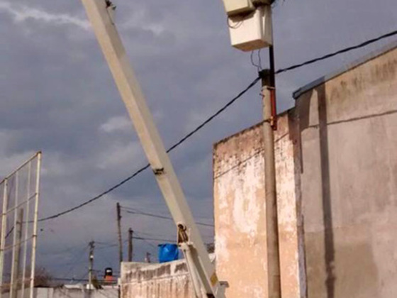 Alto en el cielo. La gr&uacute;a alquilada por Tiro Suizo para mejorar su alumbrado (abrir foto).