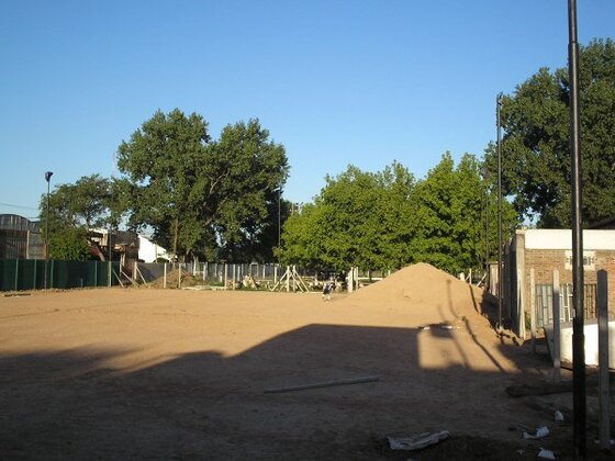 Las dimensiones del terreno, como se ve, son muy amplias. Además, ya se instalaron los postes de iluminación.