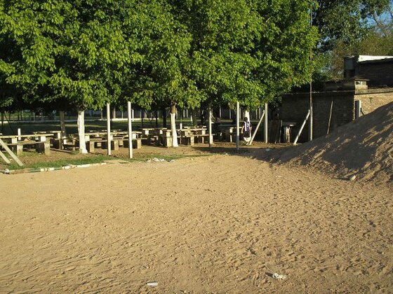 Verde esperanza. La arboleda que cubre la cancha de baby está intacta. También los parrilleros y las mesas.