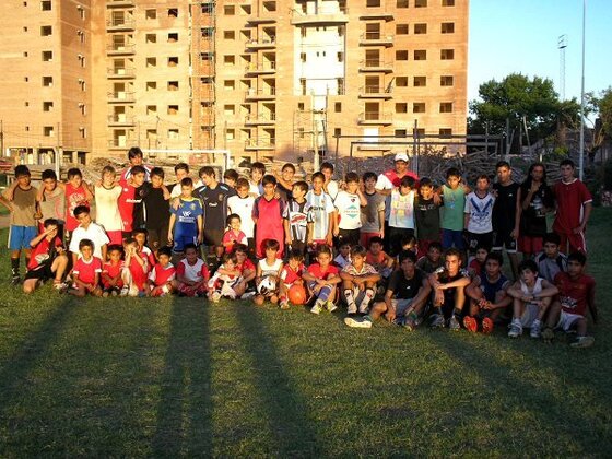 Alrededor de 50 chicos, de los más de 300 que juegan en el club. De la cancha que tenían les quedó la mitad.