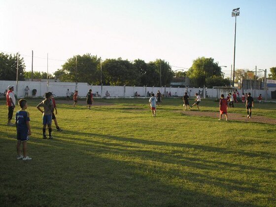 En el paredón que da a calle Lima, donde estaba el arco de 11, ahora se pusieron dos de las canchas de baby.