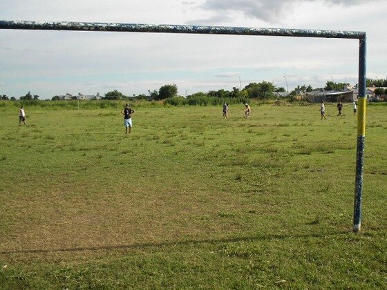 Esta será la cancha de once. Obviamente falta todo. Desde el cerco perimetral hasta los vestuarios.