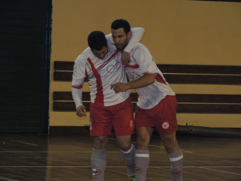 Abrazo García. David (8) abraza a Federico, que acaba de anotar el 2-1 para Provin.