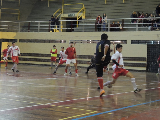 Temprano en la segunda parte, Eche intentó con el arquero-jugador. Al final, lo pagó.