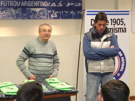 Mario D'ascanio, Vicepresidente de Rosarina, explicando algunas cuestiones del viaje.
