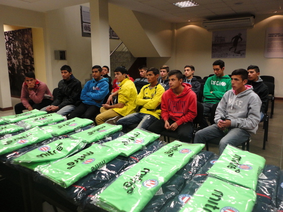 Los jugadores escuchando atentamente el mensaje, antes de recibir la ropa Mitre.