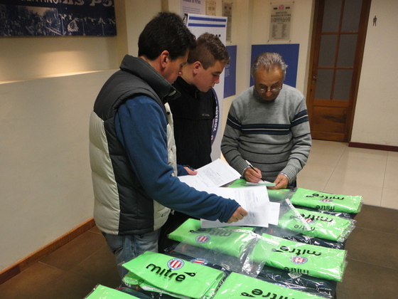 Los responsables de la delegación de ARF, revisando la documentación y los permisos.