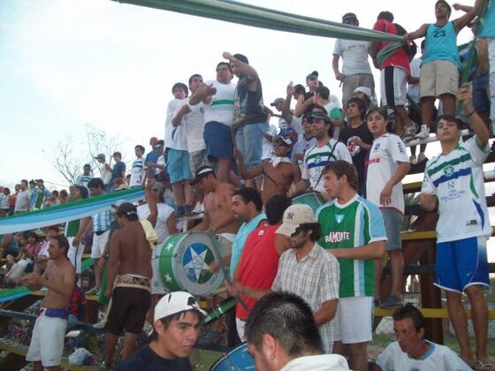 Como si fuera Morning. La camiseta verde, y hasta los bombos, se parecen mucho a los del club rosarino.