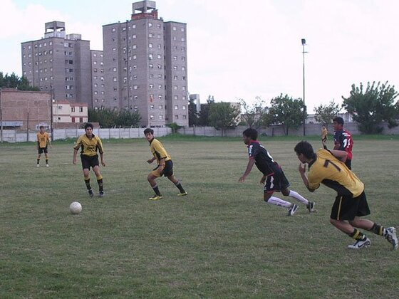Una postal de la mitad de la cancha, donde se prestaron mucho la pelota. Costó dar tres pases seguidos.
