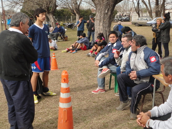 Los profes y captadores del club quilmeño, haciéndole una observación a un jugador.