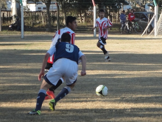 El Toto Maidana gira y escapa a la marca de un rival. Rosario fue prolijo y efectivo.