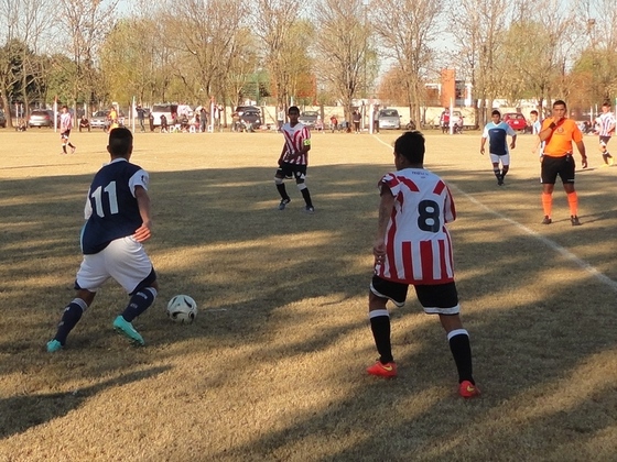 El "11" y el "10" de San Martín fueron lo mejor del rival. Enganchaban siempre hacia adentro.