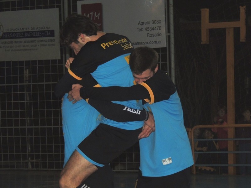 El abrazo para sellar una victoria que fue contundente pero solo para la estadística.