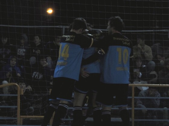 Attime apareció para los goles que marcaron el partido. Aquí lo abrazan sus compañeros.