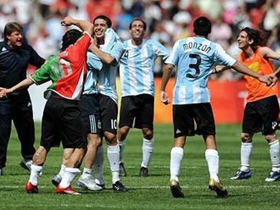 En los Juegos Olímpicos festejó la medalla de oro con la de Aguirre puesta. Detrás, se ve a Riquelme y Messi.