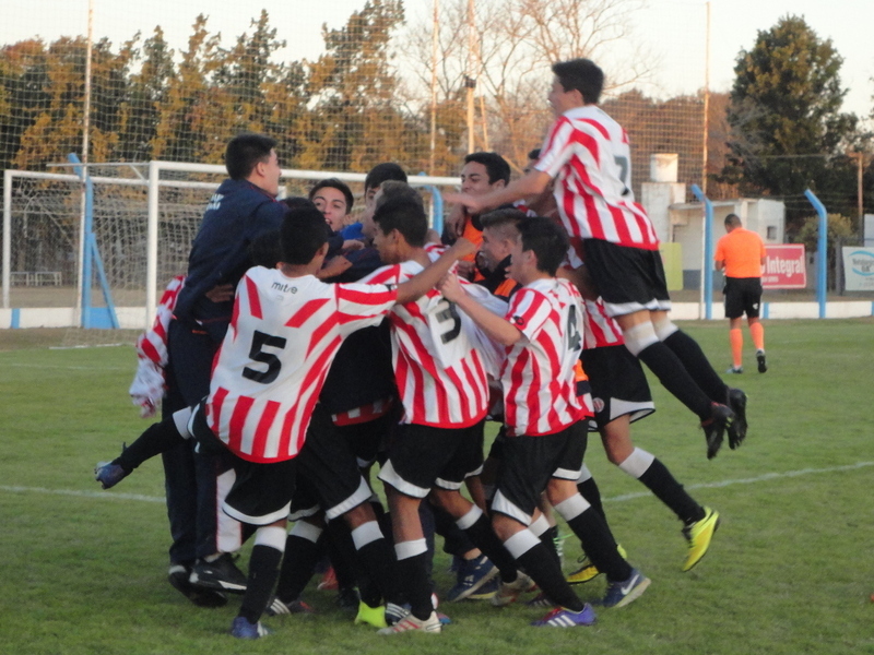 Rosario acaba de ganar 3 a 1 por penales y se desata el merecido festejo. Campeón invicto.