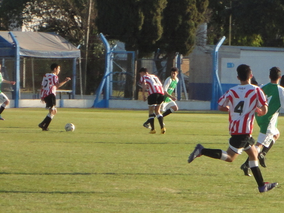 Gianluca Bertuzzi encara en una acción del primer tiempo. El cansancio se hizo notar.