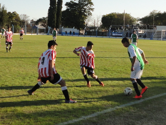Imanol Machuca rodeado por dos jugadores de Rosarina. La final fue muy pareja.