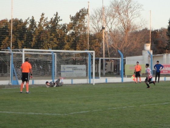 Lucas Ferrero, que entró en el complemento, acaba de marcar el gol que nos dio el título.