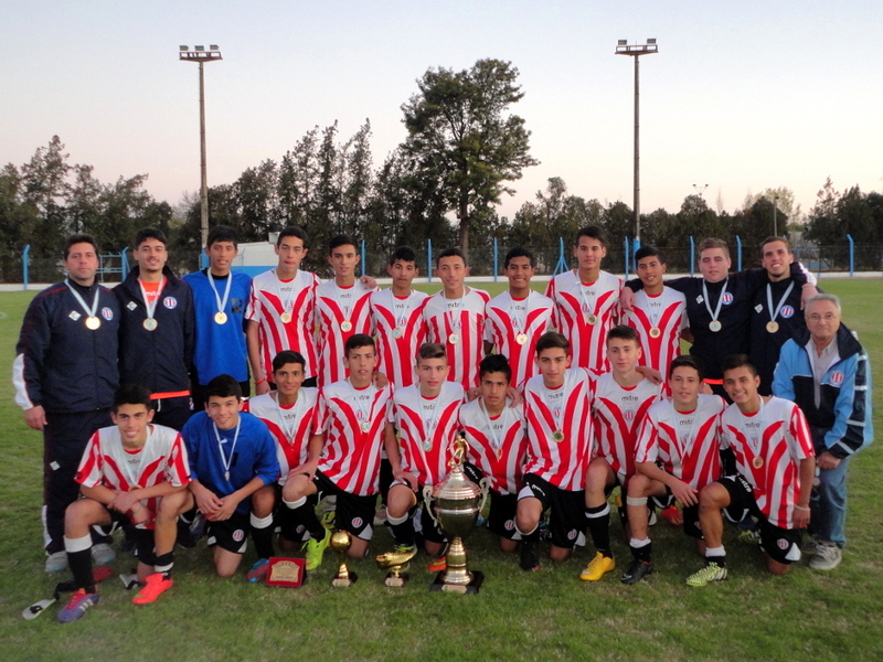 El plantel completo con sus medallas y Mario D'ascanio, Vicepresidente de la Rosarina.