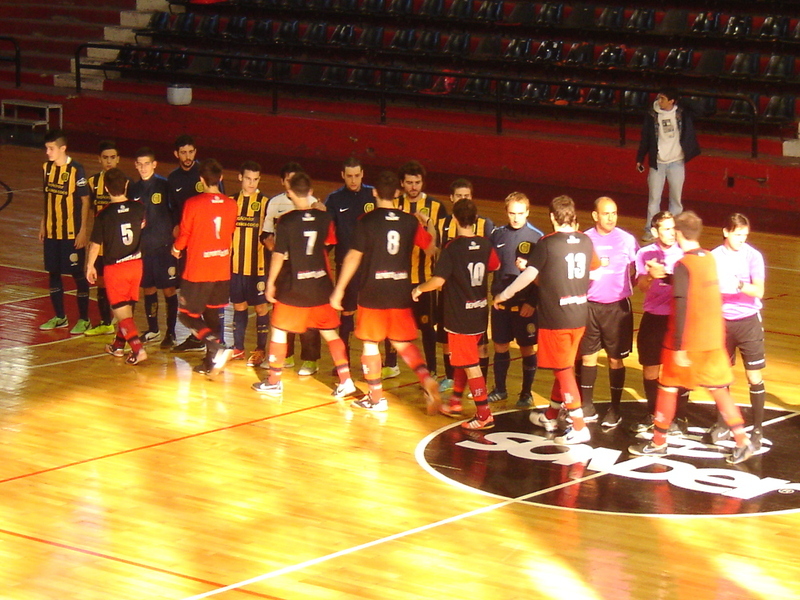 El saludo de los dos planteles de Primera Divisi&oacute;n. Newell's y Central se midieron sin p&uacute;blico.