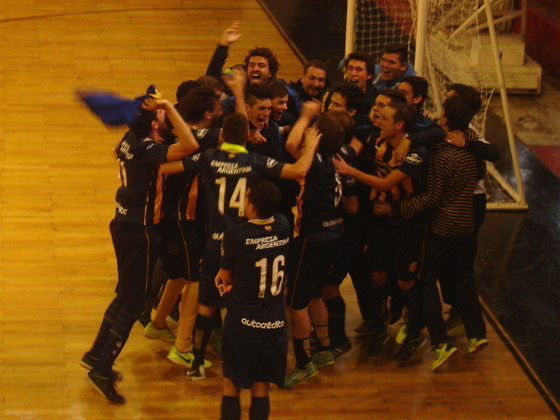 Final y festejo. El auriazul eliminó al conjunto del Parque pero luego caería en semifinales.