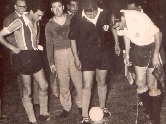 106 años de historia no es poca cosa. En esta foto se ve a Vicente de la Mata con casaca blanca de la ARF.