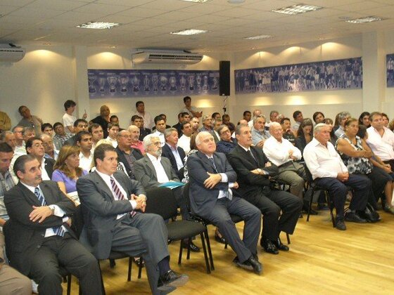 En las paredes del Salón "Biondo" se pueden ver gigantografías con la imagen de grandes jugadores rosarinos.