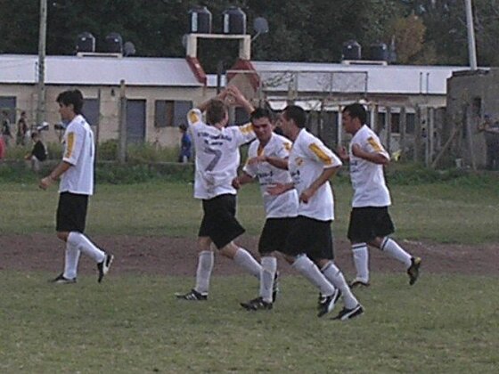 A lo Di María. El "Tim" Bucher acaba de convertir y se da vuelta para dedicar su gol. Fue de cabeza.