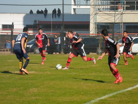 Ezequiel Ponce sale del fondo. Al delantero de Newell's le hicieron la falta del penal.